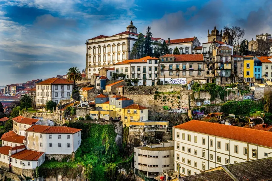 Edificios históricos de Oporto en una colina.