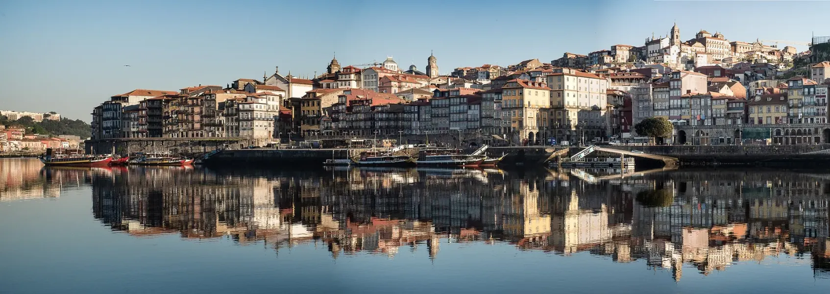 Impresionante reflejo del distrito de Ribeira de Oporto en el río Duero.