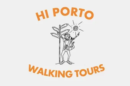 Logotipo de Hi Porto Walking Tours: Un turista se encuentra alegremente junto a un poste indicador en Oporto.