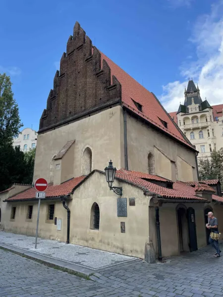 Die Altneu-Synagoge im Prager jüdischen Viertel, ein beeindruckendes Beispiel gotischer Architektur.