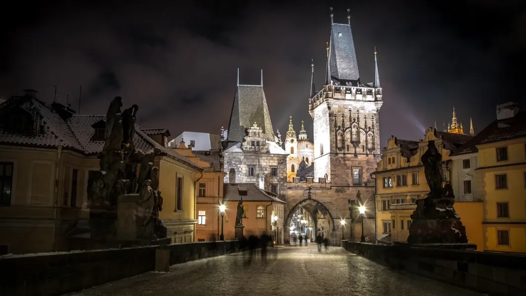 Nachtaufnahme des Altstädter Brückenturms in Prag während einer Geister- und Legendentour.