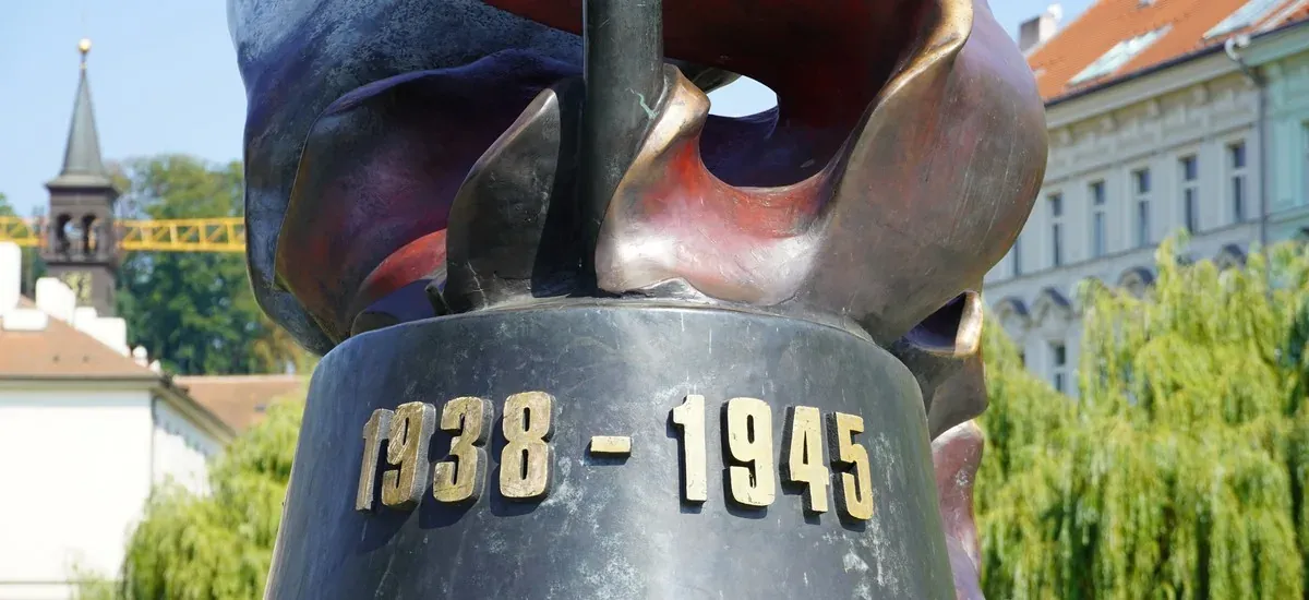 Nahaufnahme einer Bronzeskulptur in Prag, die an 1938-1945 erinnert.