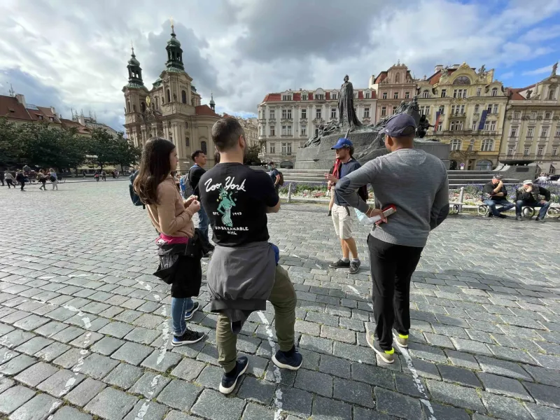 Geführte Tourgruppe am Altstädter Ring in Prag.