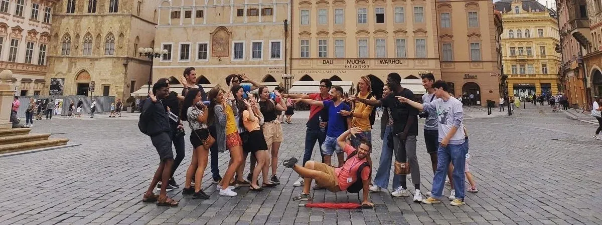 Eine fröhliche Reisegruppe posiert auf dem Altstädter Ring in Prag.