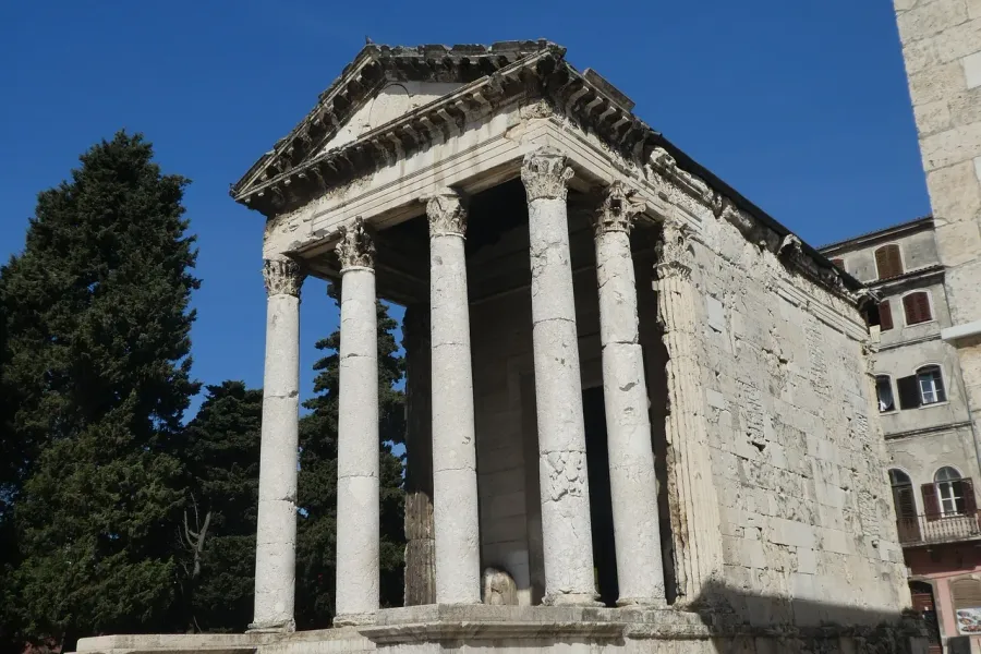 El bien conservado Templo de Augusto en Pula, Croacia.