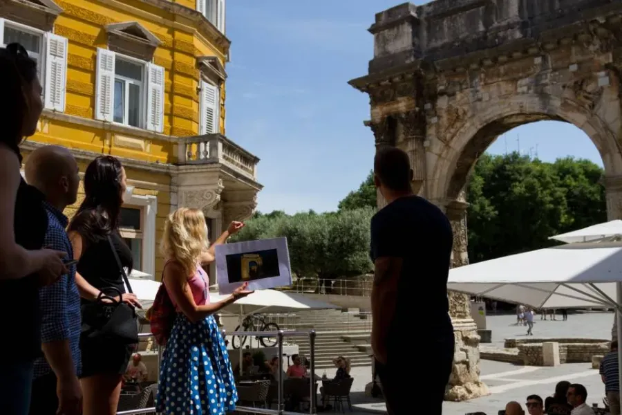 Visita guiada en Pula, Croacia, mostrando el Arco de los Sergios romano.