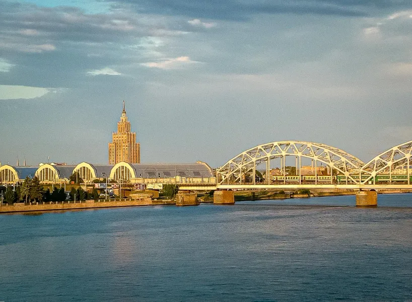 Línea del horizonte de Riga: Academia de Ciencias, Mercado Central y Puente del Ferrocarril.
