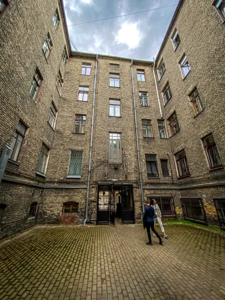 Turistas explorando un encantador patio de ladrillo en Riga, Letonia.