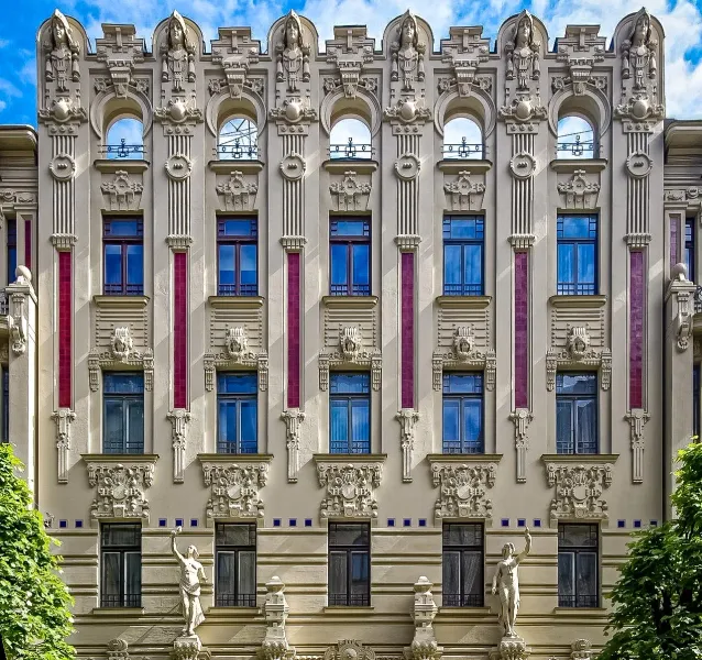 Fachada intrincada de un edificio Art Nouveau en Riga.