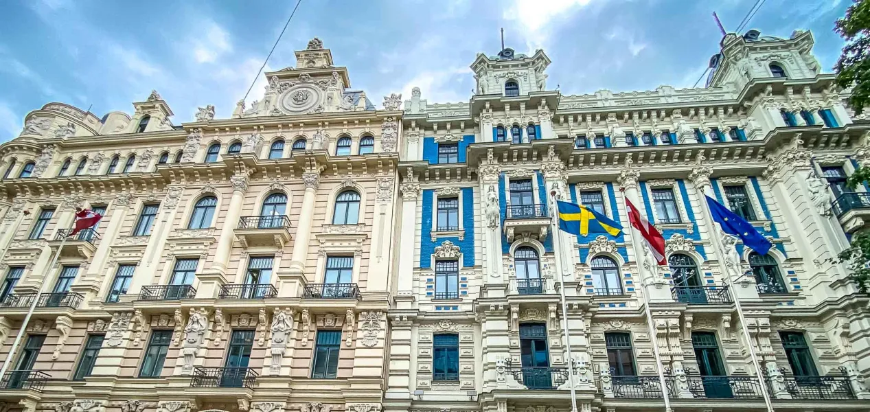 Edificios modernistas ornamentados en Riga, Letonia.