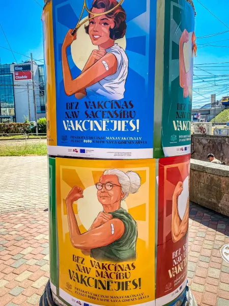 Carteles callejeros en Riga, Letonia, que promueven la vacunación.