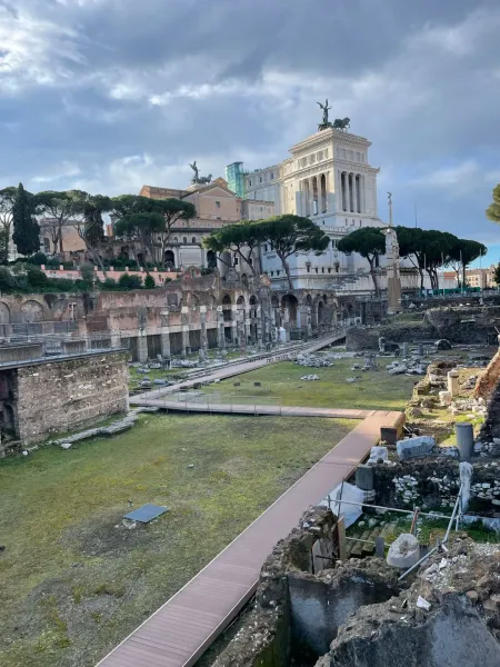 Odkryj starożytne ruiny Forum Romanum w Rzymie, Włochy.