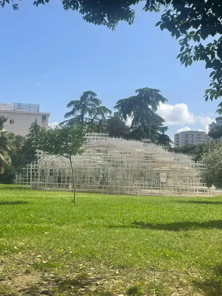 Pawilon Serpentine w Rzymie, oszałamiająca tymczasowa instalacja w zielonym parku.