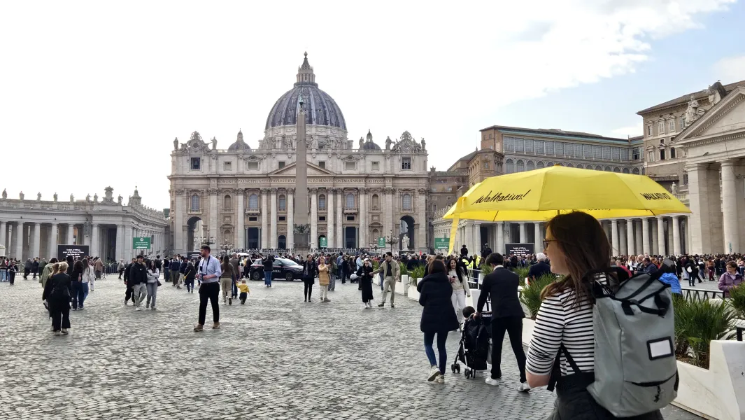 Turistas explorando la Plaza de San Pedro en la Ciudad del Vaticano, Roma, durante un recorrido por el Vaticano.