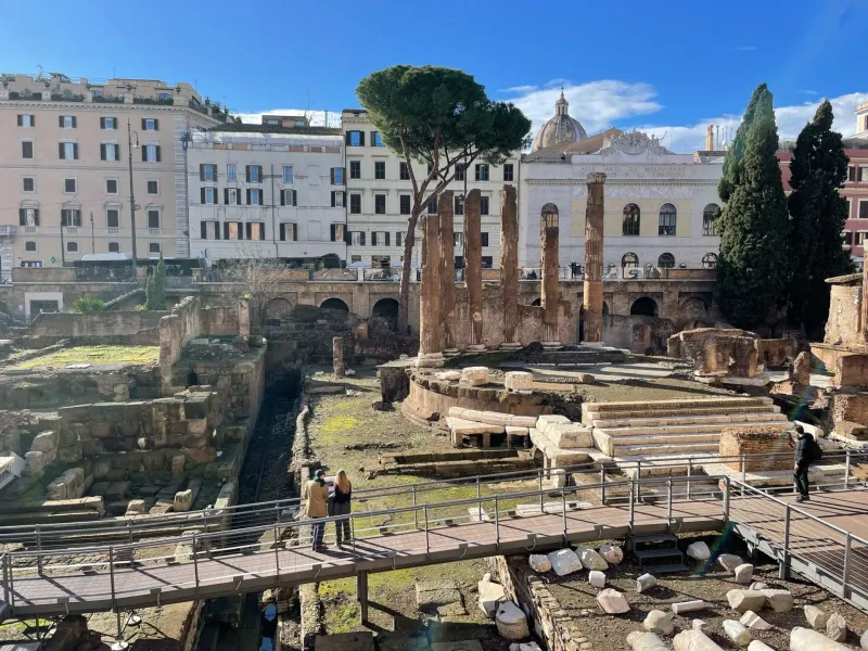 Turyści zwiedzają starożytne ruiny Largo Argentina w Rzymie.