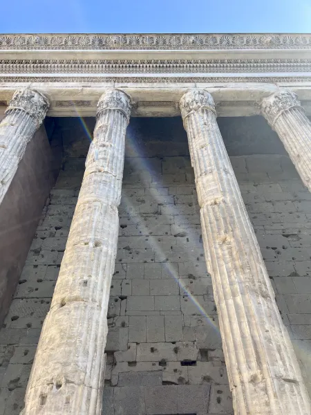 Antiguas columnas romanas y muro del templo en Roma, Italia.