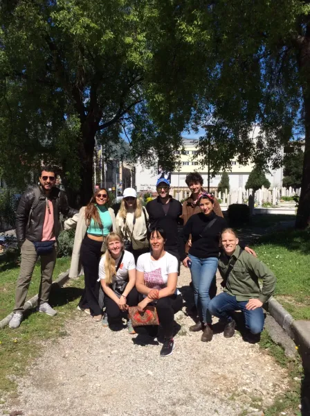 Eine Touristengruppe auf einer Stadtführung in Sarajevo, Bosnien und Herzegowina.