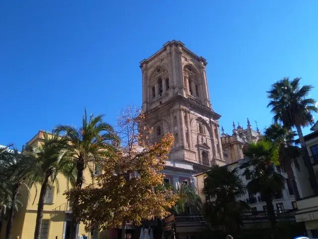 La majestuosa torre Giralda de la Catedral de Sevilla en España.