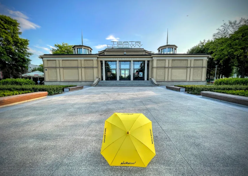 Żółty parasol przed Teatrem Ludowym w Sopocie.