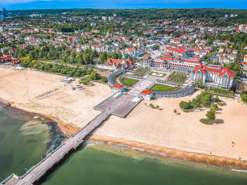 Luftbild von Sopot, Polen, mit Strand, Seebrücke und Stadtbild.
