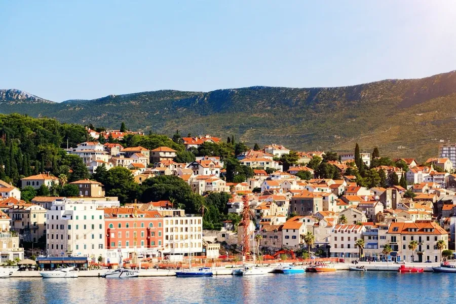 Impresionante vista de la costa y los edificios en la ladera de Split, Croacia.