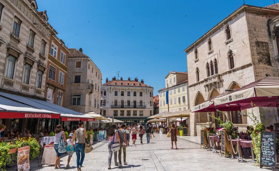 Turistas explorando una hermosa plaza en Split, Croacia.
