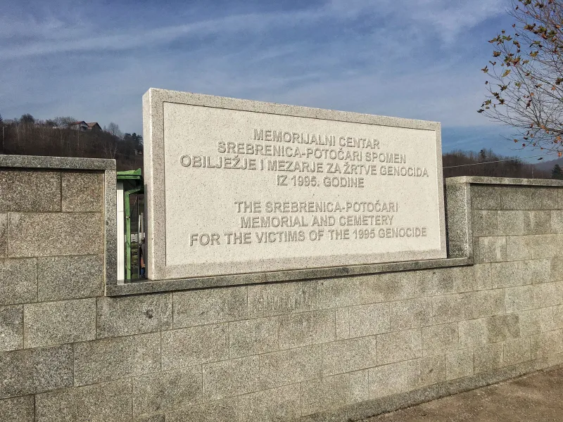 Das Denkmal des Srebrenica-Potočari-Gedenkzentrums in Bosnien und Herzegowina.