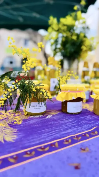 Tarros de jalea de mimosa en un mercado en Tanneron, Francia.
