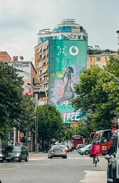 Żywy mural street art w Tbilisi, Gruzja.