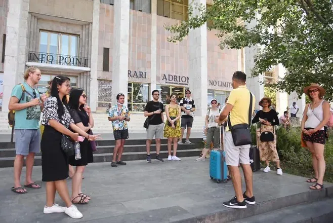 Grupa turystów na wycieczce z przewodnikiem w Tbilisi, Gruzja.