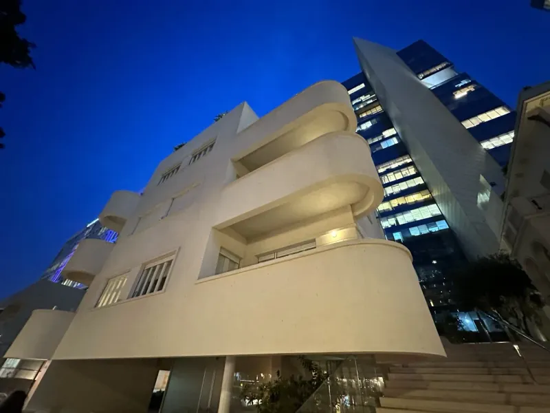 Bauhaus-Architektur in Tel Aviv bei Nacht.
