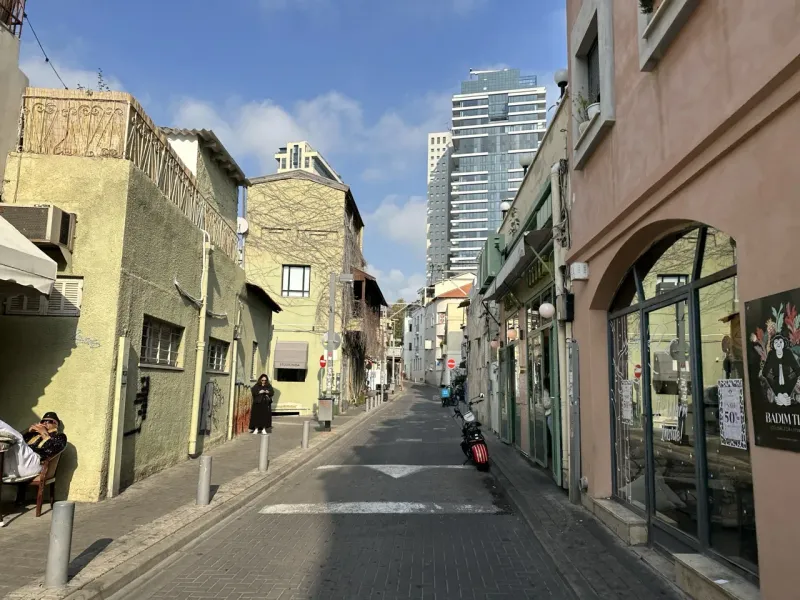 Friedliche Straßenszene in Tel Aviv, Israel, mit charmanter Architektur und lokalen Geschäften.