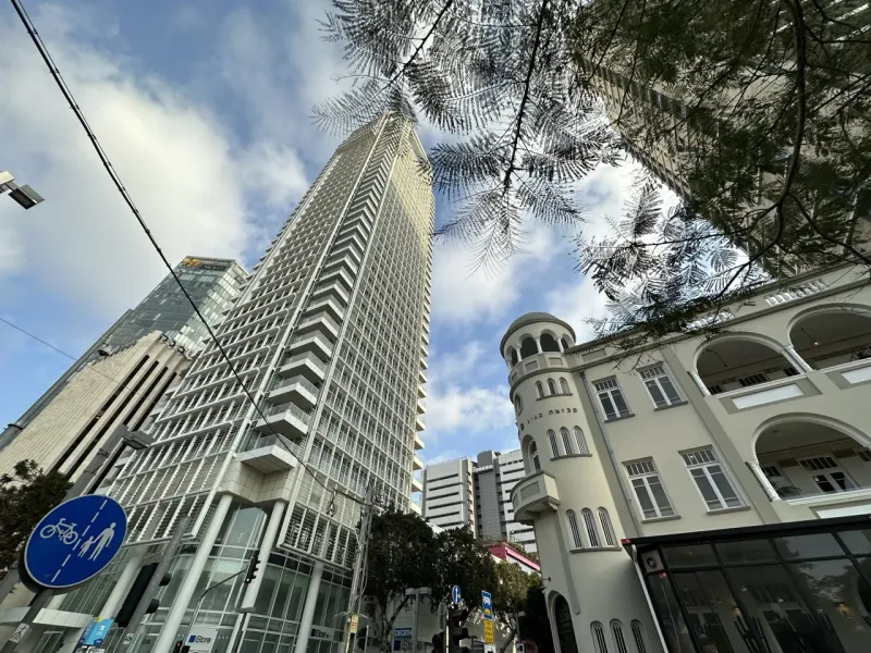 Moderne und historische Gebäude in Tel Aviv, Israel.
