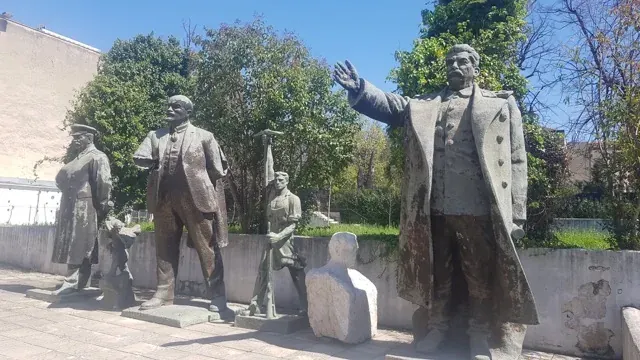 Zwietrzałe posągi komunistycznych przywódców w parku w Tiranie.