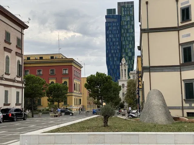 Odkryj mieszankę historycznej i nowoczesnej architektury Tirany podczas wycieczki po mieście.