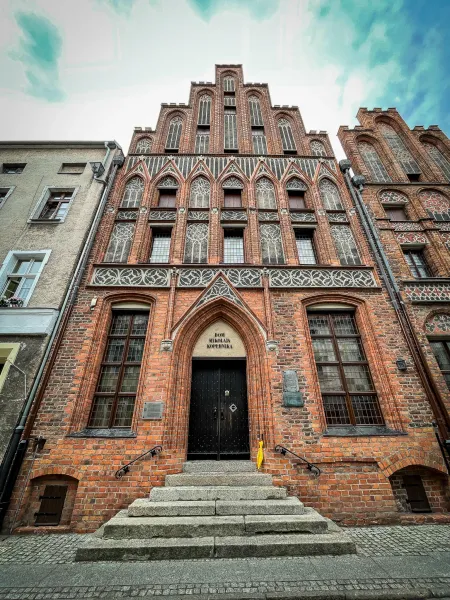 Imponujący Dom Mikołaja Kopernika w Toruniu, Polska.