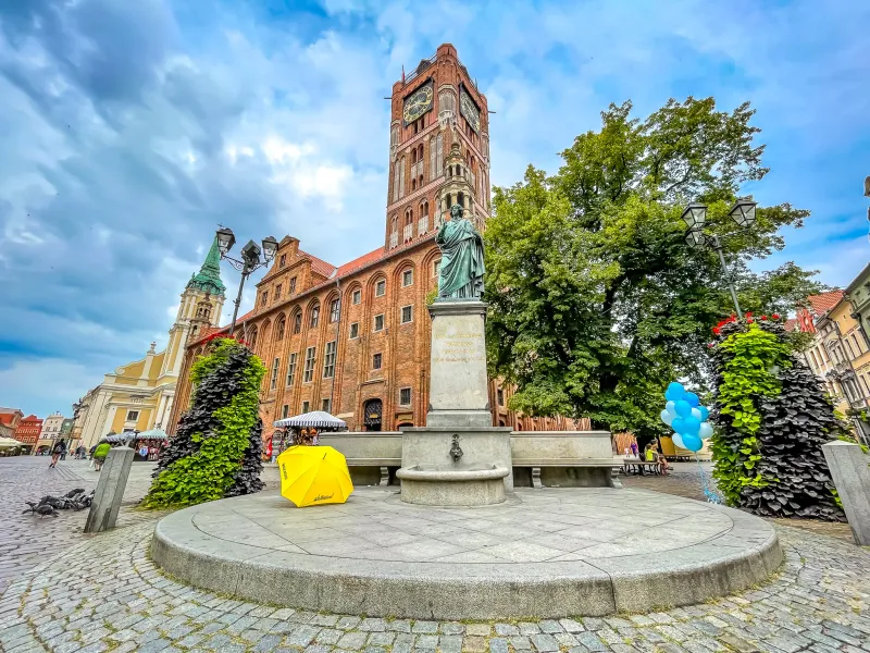 Odkryj urocze Stare Ratusz i pomnik Mikołaja Kopernika w Toruniu, Polska.