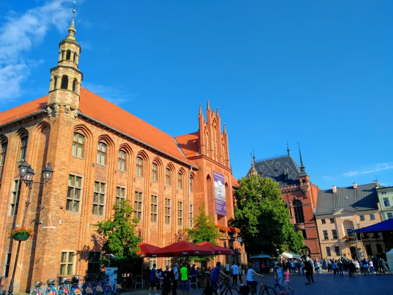 Turyści zwiedzający Ratusz Staromiejski w Toruniu.