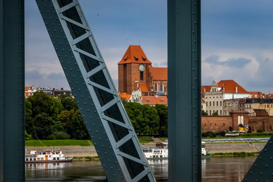 Widok starówki Torunia i katedry z mostu.