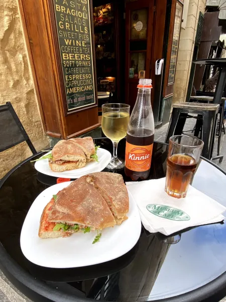 Disfruta de deliciosos sándwiches y bebidas maltesas en el Museum Cafe de La Valeta.