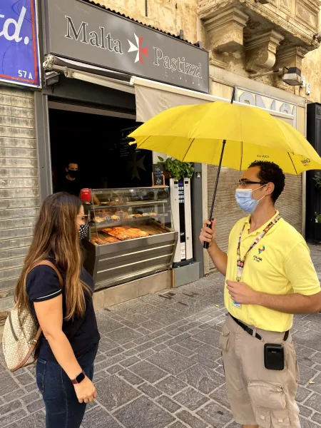 Un guía turístico saluda a un turista en La Valeta, Malta.