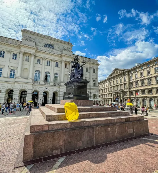 Turistas explorando el Monumento a Copérnico en el casco antiguo de Varsovia.
