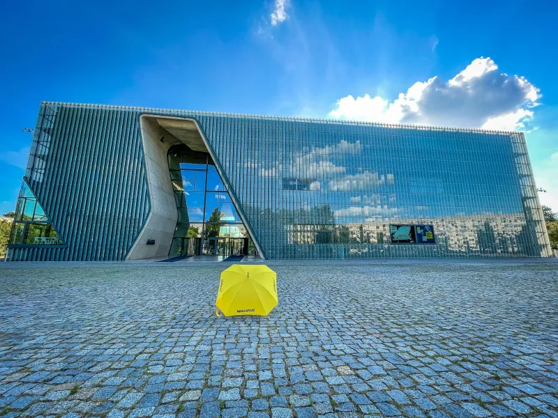 Żółty parasol przed Muzeum POLIN w Warszawie.