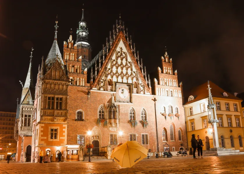 Nocny widok na wrocławski Ratusz, wspaniały przykład architektury gotyckiej.