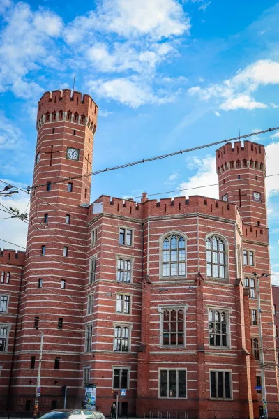 Imponujący Główny Budynek Politechniki Wrocławskiej w Polsce.