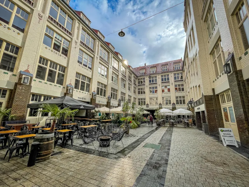 Malowniczy dziedziniec we Wrocławiu, Polska, z kawiarniami i restauracjami.