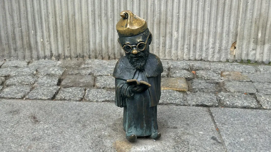 Brązowa figurka krasnala we Wrocławiu, Polska.