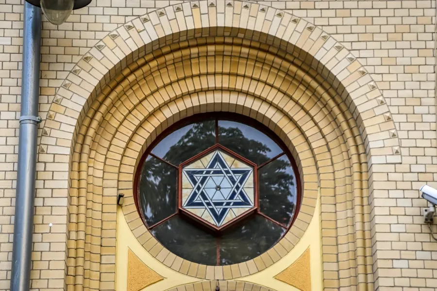 Zbliżenie na piękny Gwiazdę Dawida w witrażu historycznego budynku we Wrocławiu, Polska.