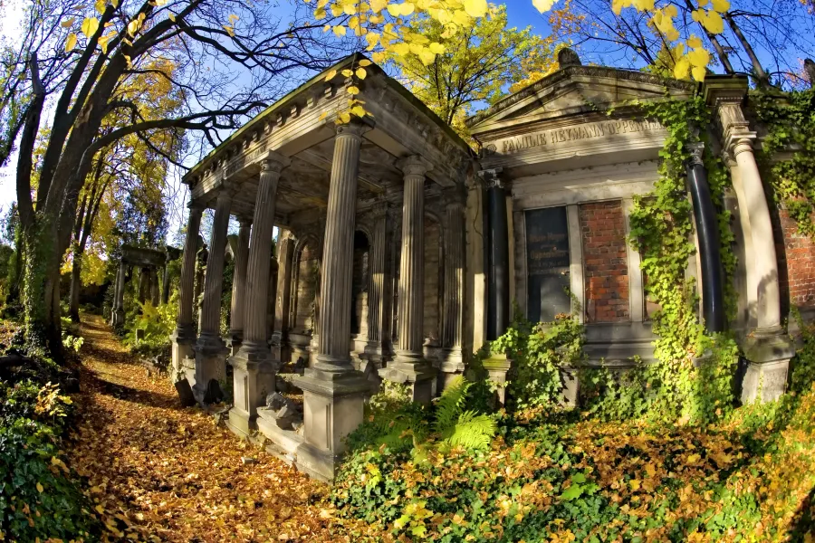 Herbstliche Szene auf einem historischen Friedhof in Breslau mit einem prächtigen Mausoleum.
