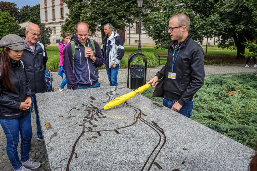 Geführte Tourgruppe in Breslau, Polen, die eine Stadtkarte betrachtet.